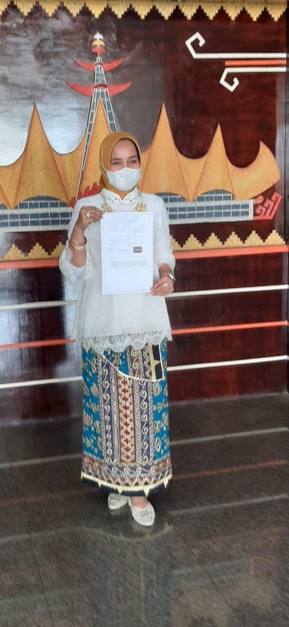 Ketua Dekranasda Riana Sari Arinal Terima Hak Paten Tapis Lampung dari Kemenhumham